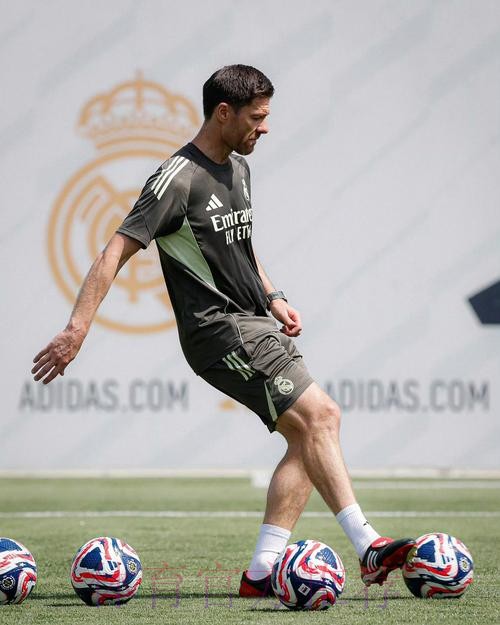 图片报:阿隆索看好切玛 皇马明夏可以回购 图片报:阿隆索看好切玛 皇马明夏可以回购